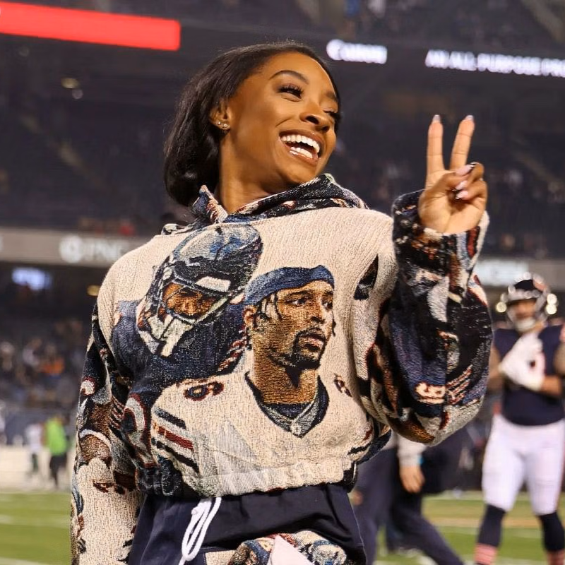 Sportskeeda : Lors d’un vol vers Houston, Simone Biles fait tourner les têtes dans sa tenue de voyage Athleta entièrement noire